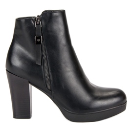 Bottes classiques sur le poteau vinceza noir