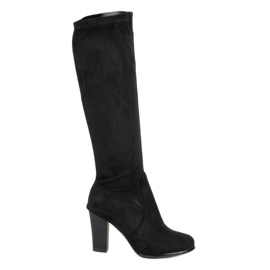 Bottes en daim sur le poteau noir