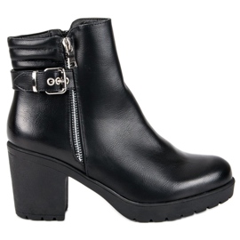 Seastar Bottes sur un poteau le noir