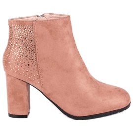 Bottines en daim sur le poteau rose