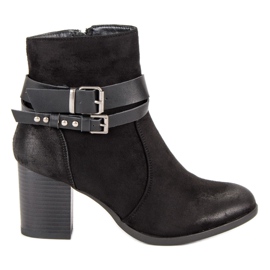 Bottes élégantes à talons hauts le noir