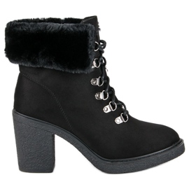 Juliet Bottes nouées sur le poteau noir