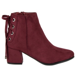 Bottes pour femmes avec une fixation rouge