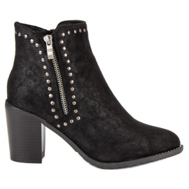 Kylie Bottines noires sur un poteau