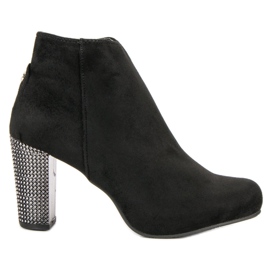 Bottes élégantes sur un poteau le noir