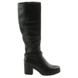 Bottes noires FILIPPO 476 sur le poteau le noir