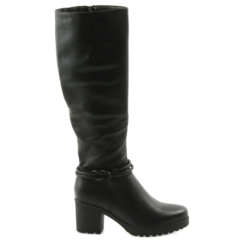 Bottes noires FILIPPO 476 sur le poteau le noir