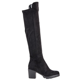 Filippo Bottes en daim sur un pilier le noir