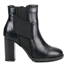 Kylie Bottines noires sur un poteau