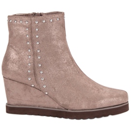 Kylie Bottes beiges sur un coin