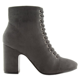 Bottes grises sur un talon stable SP03 Gris
