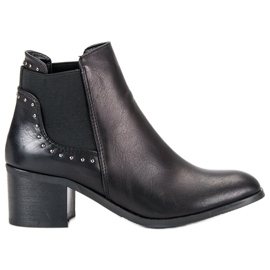 Bottes sur un poteau noir