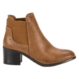 Bottes sur un poteau brun