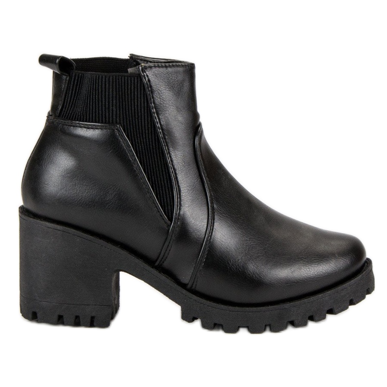 Bottines Chelsea noires sur un bar le noir