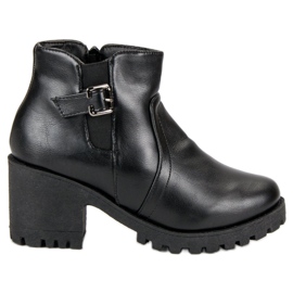 Bottes noires avec fourrure le noir