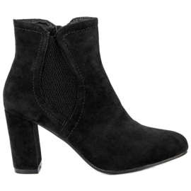 Bottines en daim sur le poteau noir