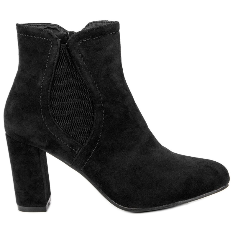 Bottines en daim sur le poteau le noir