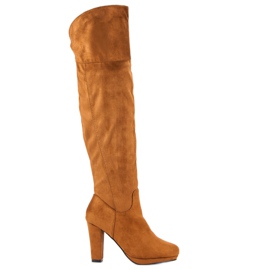 Bottes en daim sur un pilier brun