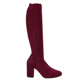 Bottes ajourées sur un poteau rouge