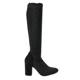 Bottes ajourées sur un poteau le noir