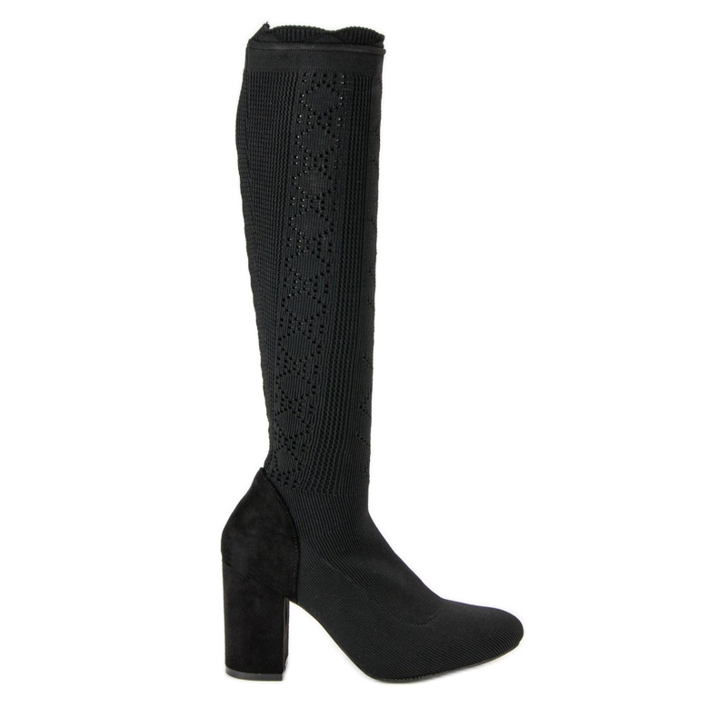 Bottes ajourées sur un poteau le noir