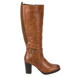Filippo Bottes chaudes sur le poste brun