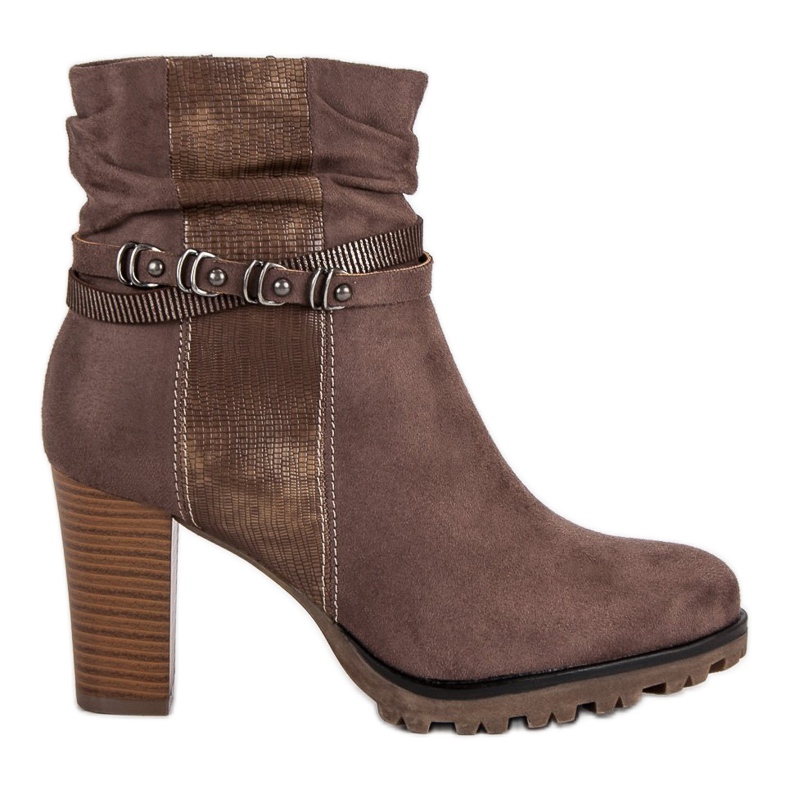 Super Mode Bottes élégantes sur le poste brun