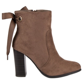 Super Mode Bottes élégantes sur un poteau brun