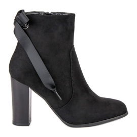 Super Mode Bottes élégantes sur le poste noir