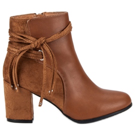 Nio Nio Chaussons de chameau sur un poteau brun Nio Nio Chaussons de chameau sur un poteau brun