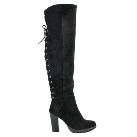 Cm Paris Bottes en daim sur un pilier noir