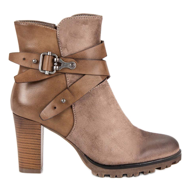 Super Mode Bottes élégantes sur le poste brun