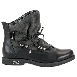 Bottes noires sur un talon plat
