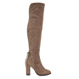Cm Paris Bottes en daim sur un pilier brun