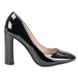 Escarpins Laqués Sur Un Pilier noir