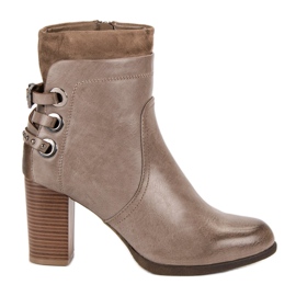 Super Mode Bottes élégantes sur un poteau brun
