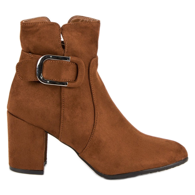 Bottines en daim sur le poteau brun