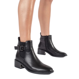 Bottes classiques avec une ceinture le noir