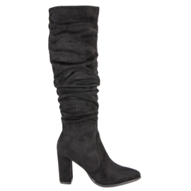 Super Mode Bottes noires sur le poteau le noir