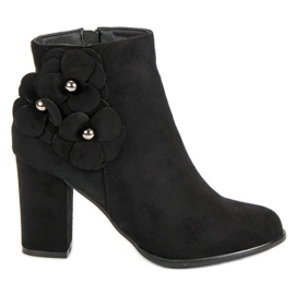 Bottines en daim sur un bar le noir