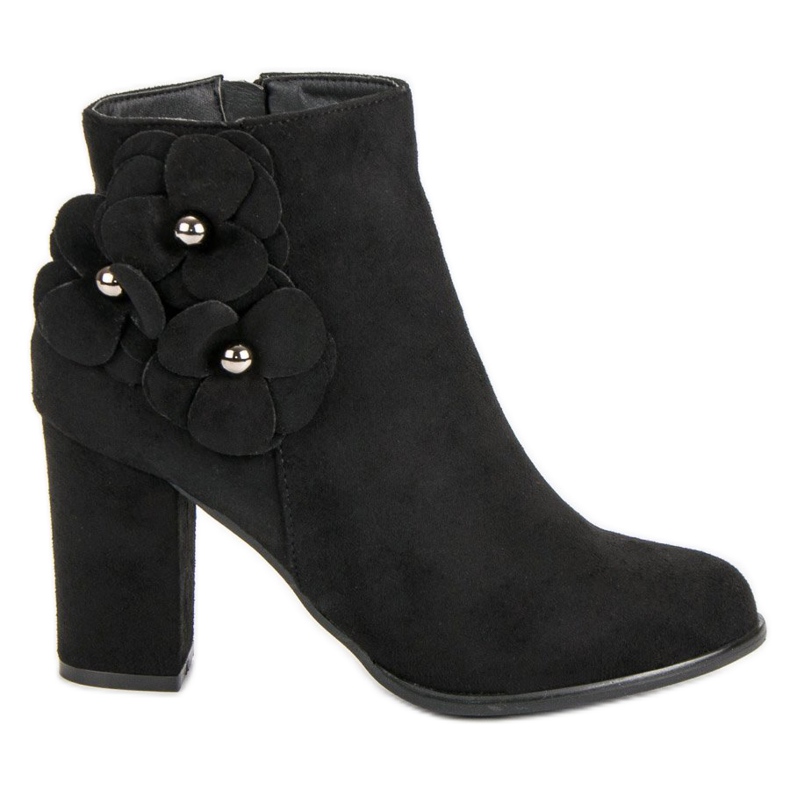 Bottines en daim sur un bar le noir