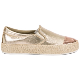 Baskets dorées à la mode