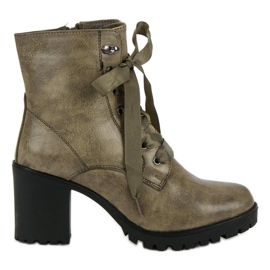 Queentina Bottes chaudes sur la plateforme vert