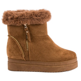 Bottes de neige chameau sur la plate-forme brun