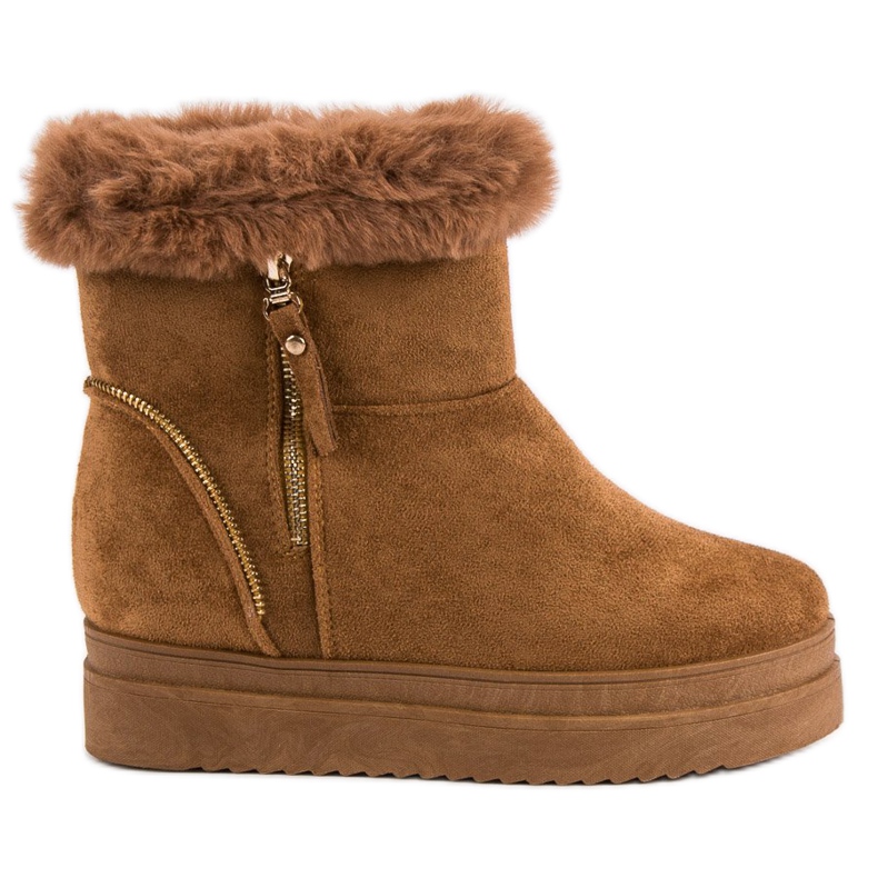 Bottes de neige chameau sur la plate-forme brun