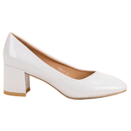 Diamantique Escarpins Laqués Sur Un Pilier blanc