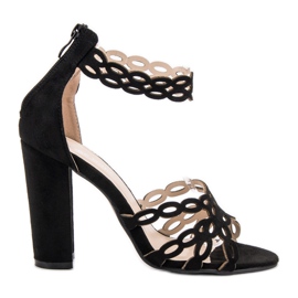 Laura Mode Sandales noires sur un bar