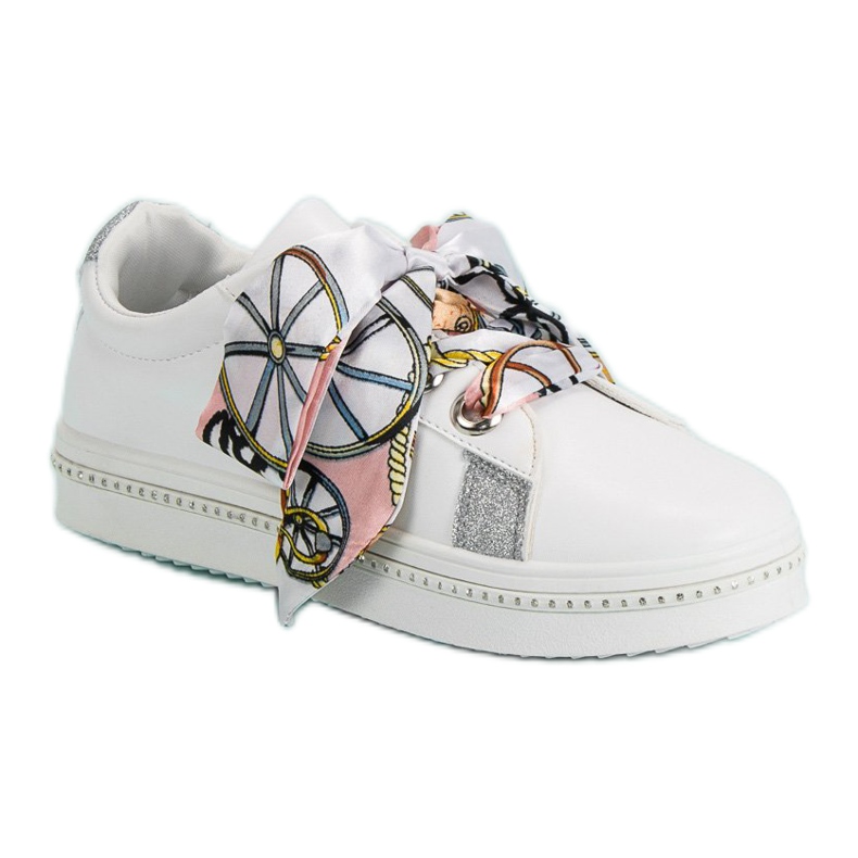 Chaussures de sport attachées avec un ruban blanche Chaussures de sport attachées avec un ruban blanche