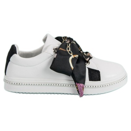 Chaussures de sport attachées avec un ruban blanche Chaussures de sport attachées avec un ruban blanche