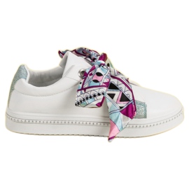 Chaussures de sport attachées avec un ruban blanc